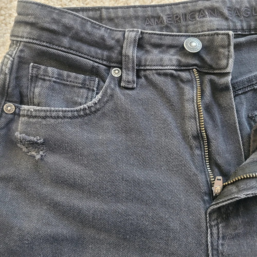 American Eagle Womens Ripped Mom Straight Jean Faded Black High Waisted  Size 4 - Picture 11 of 11